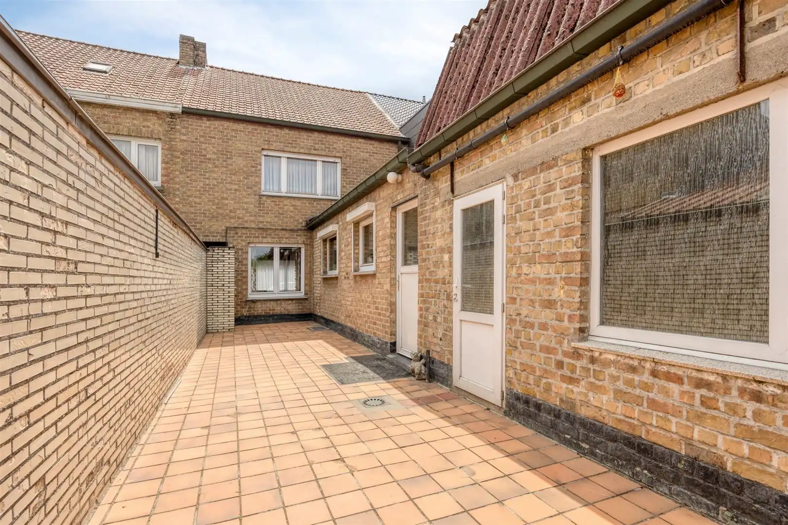 Te renoveren woning met zeer goede structuur en zijtoegang! foto 22