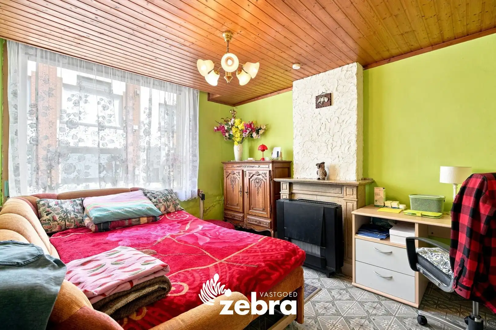 Te renoveren woning met 3 slaapkamers, kelder en zuidwestgerichte stadskoer in Tielt! foto 3
