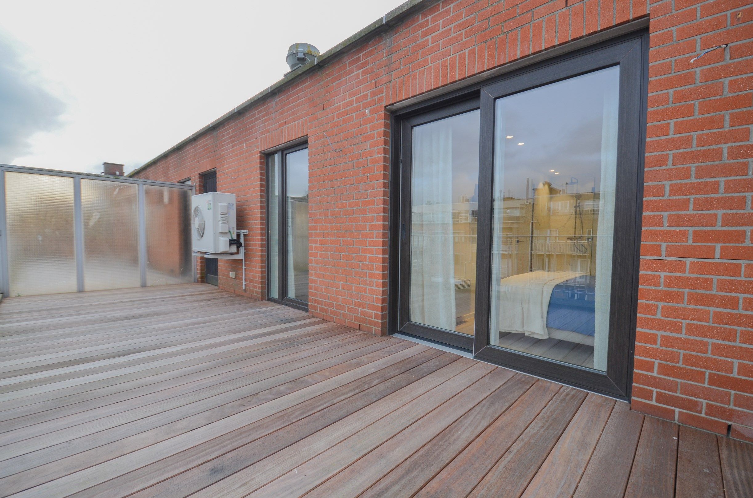 Volledig gerenoveerde penthouse met twee ruime terrassen (+/- 50 m²) gelegen op een boogscheut van de zee. foto 18