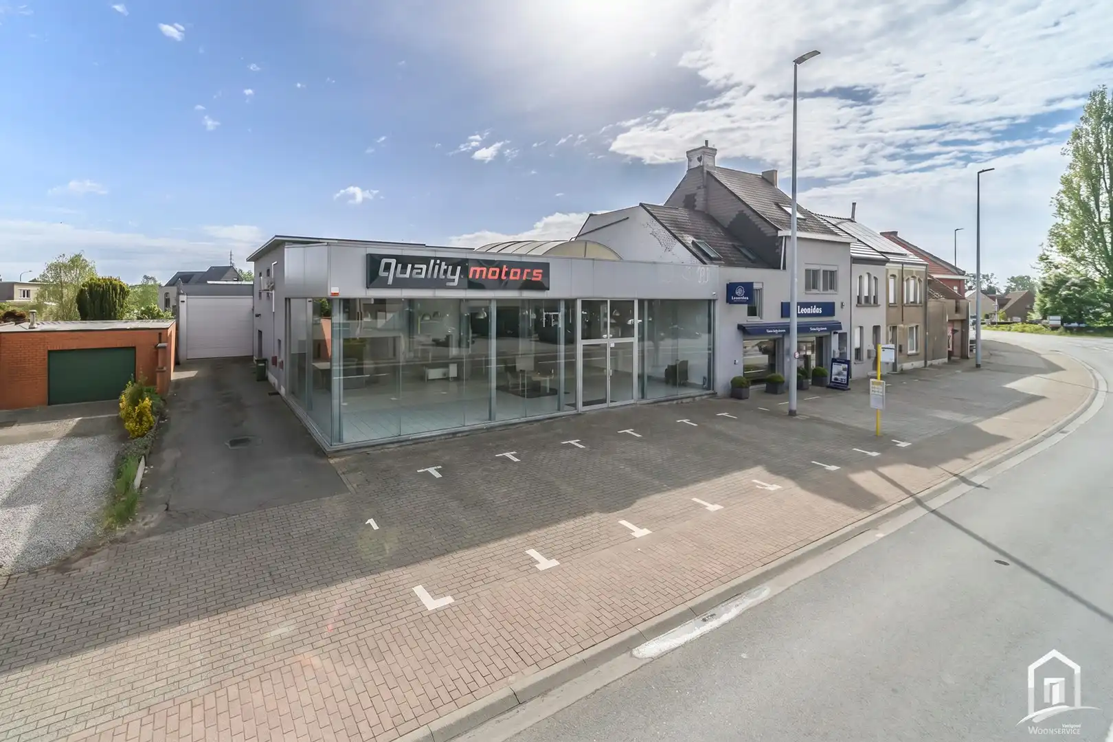 Ruim commercieel pand met showroom en magazijn op uitstekende locatie te Erembodegem foto {{pictureIndex}}