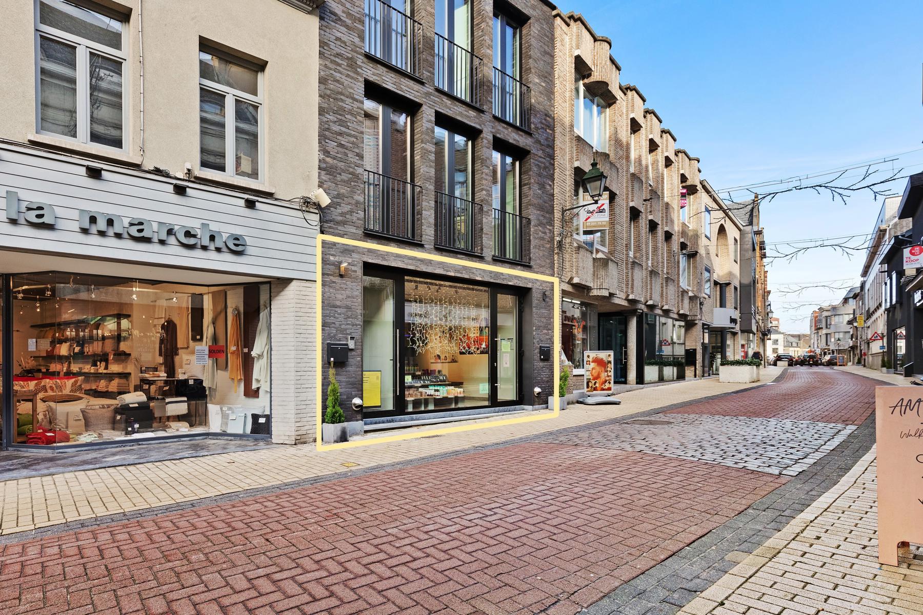Nieuwbouwhandelsruimte met uitbreidingen in centrum foto {{pictureIndex}}