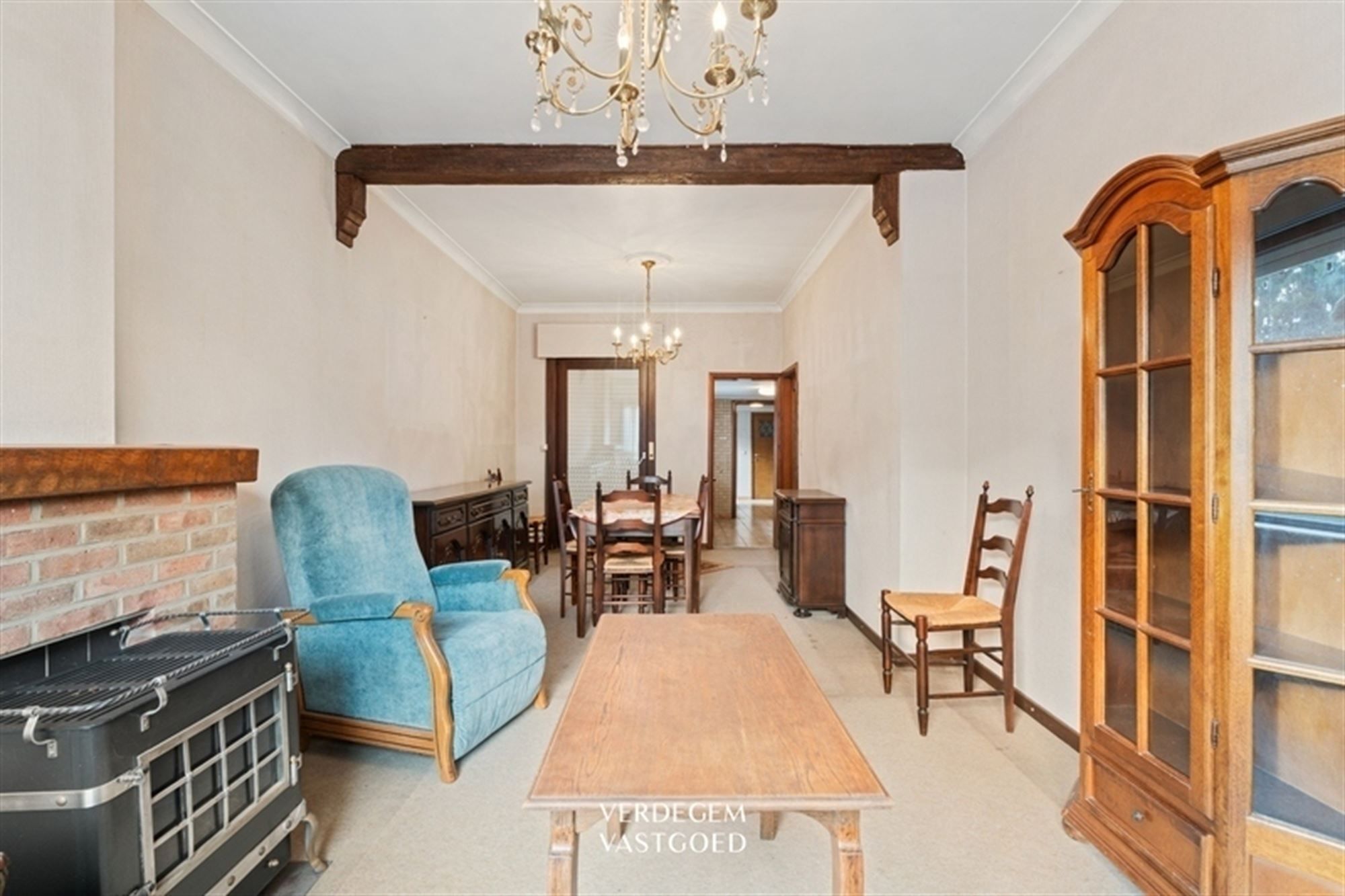 Halfopen woning met 2 slaapkamers, tuin en oprit naar achterliggende garage foto 4