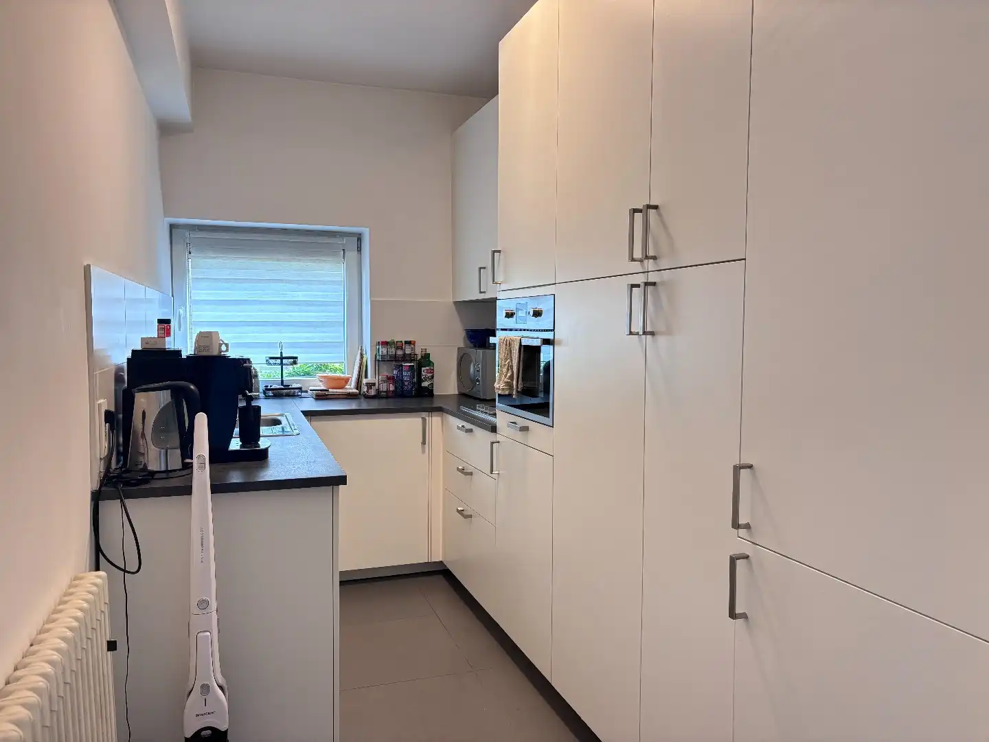 Instapklaar, gerenoveerd gelijkvloersappartement met 2 slaapkamers en garage foto 5