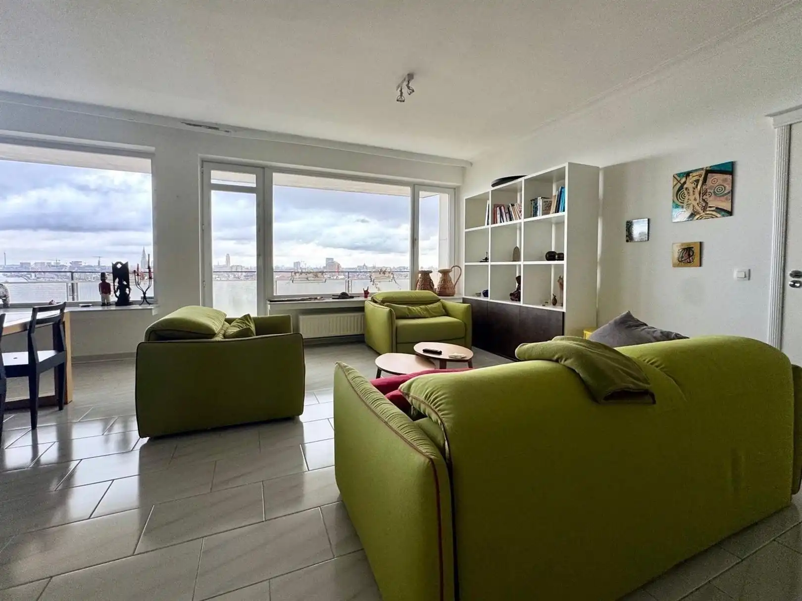 Gemeubeld hoekappartement (12e verdieping) met 3 slaapkamers foto 9