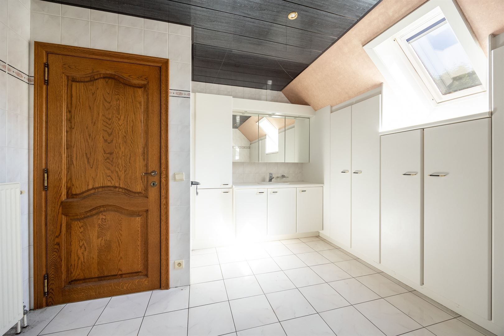 Ruime, lichte villa met bijgebouw op toplocatie.  foto 19