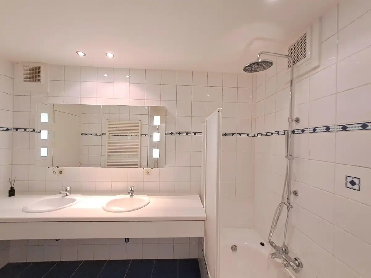 Lichtrijk gelijkvoers appartement met tuin en 2 slaapkamers en garage foto 19