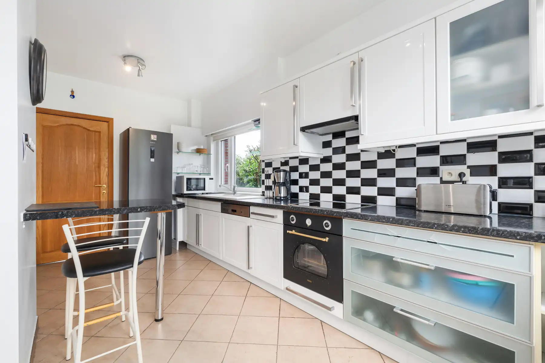 Gezinswoning met 2 slaapkamers, zolder, grote tuin en garage foto 12