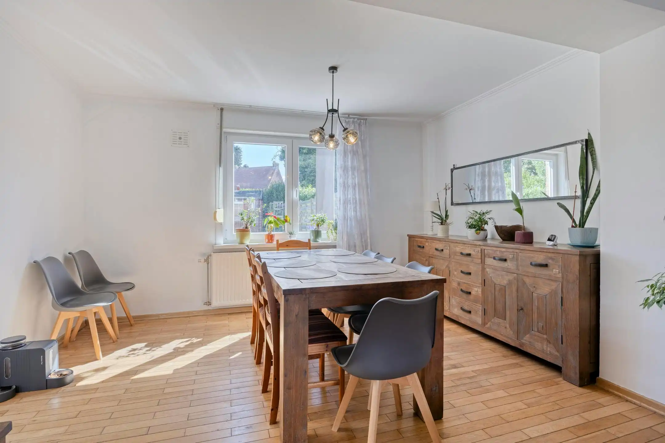 Ruime driegevelwoning met 4 slaapkamers, 2 badkamers, tuin en parking op uitstekende ligging te Vilvoorde en vlakbij Strombeek foto 4