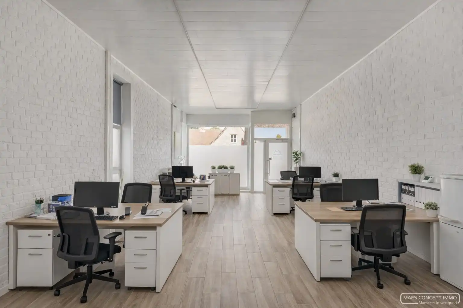 Handelspand met woonst te koop te Waregem op strategische ligging foto {{pictureIndex}}