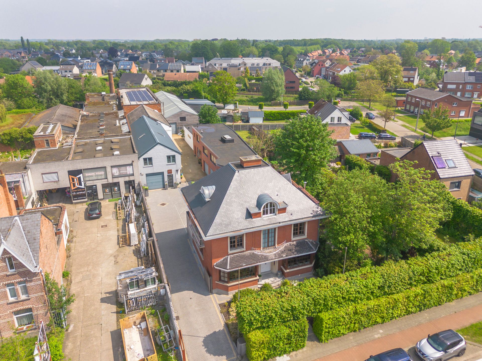 Meesterwoning met zorgflat, loft, burelen en opslag foto 2