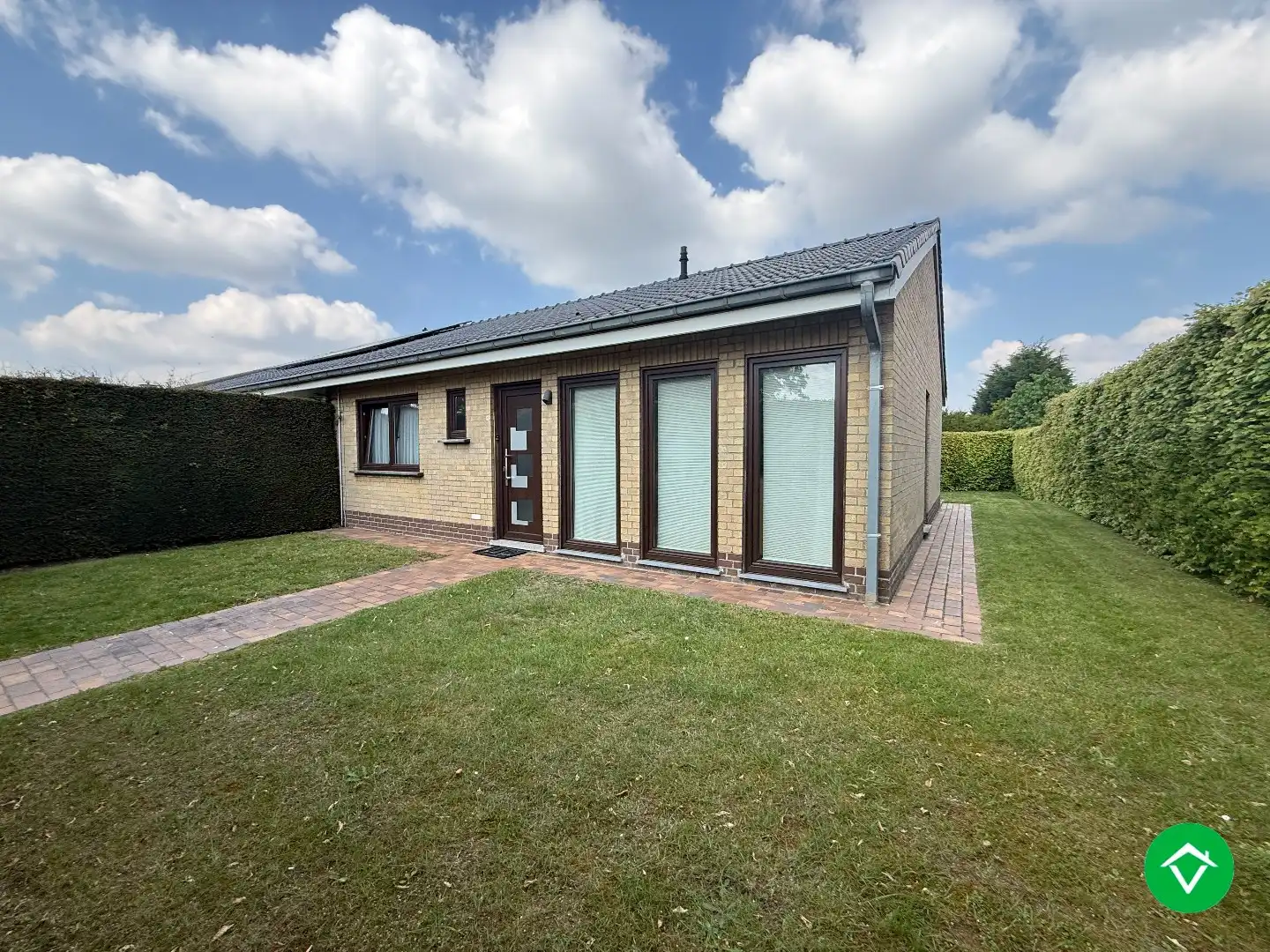 Rustig gelegen gelijkvloerse halfopen woning met 2 slpk's + dubbele garage foto 2