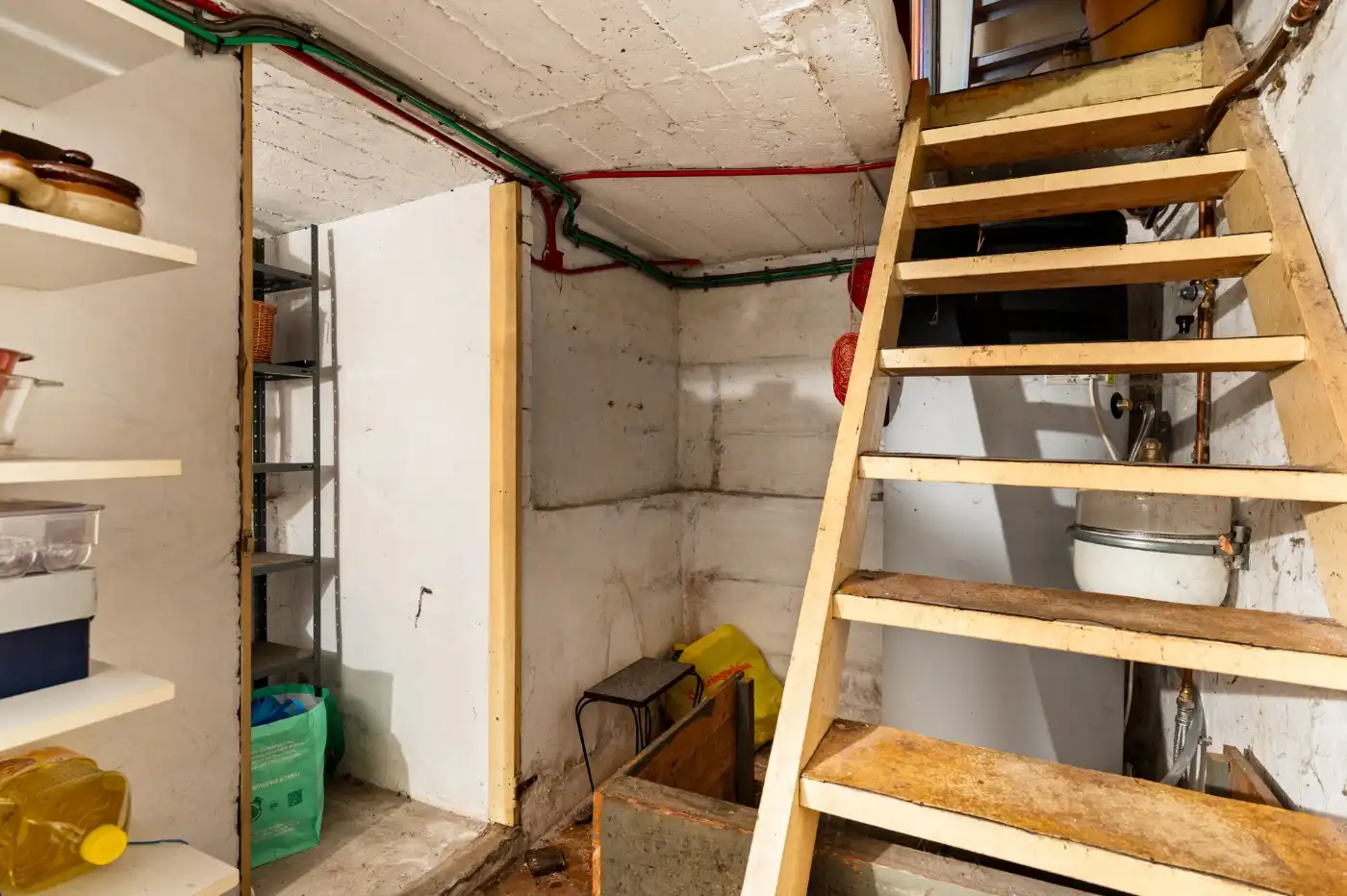 Op te frissen, grote woning met 3 à 4 slpk. en tof west-tuintje foto 20