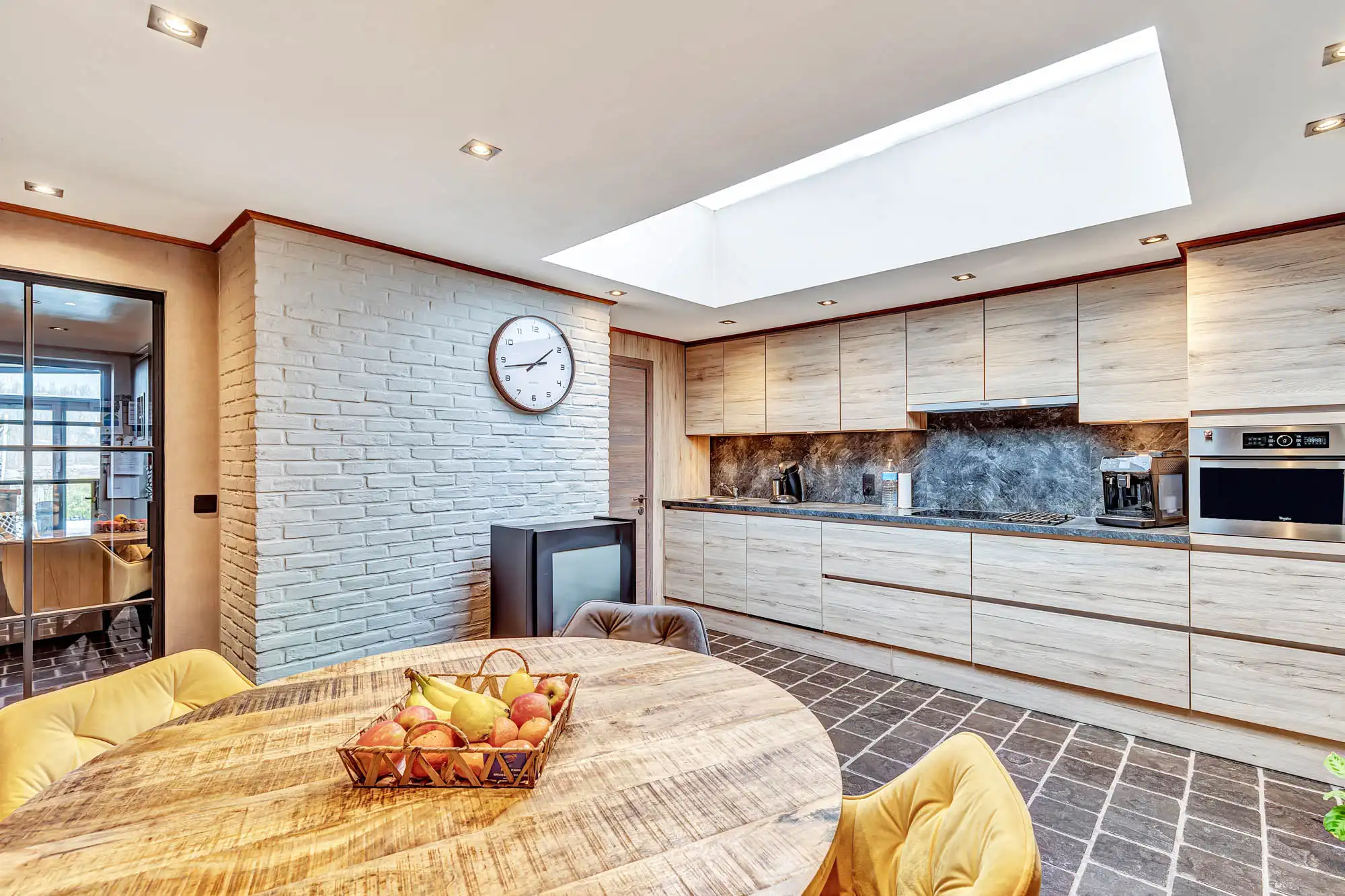 Instapklare gezinswoning met achteruitweg en garage foto 5