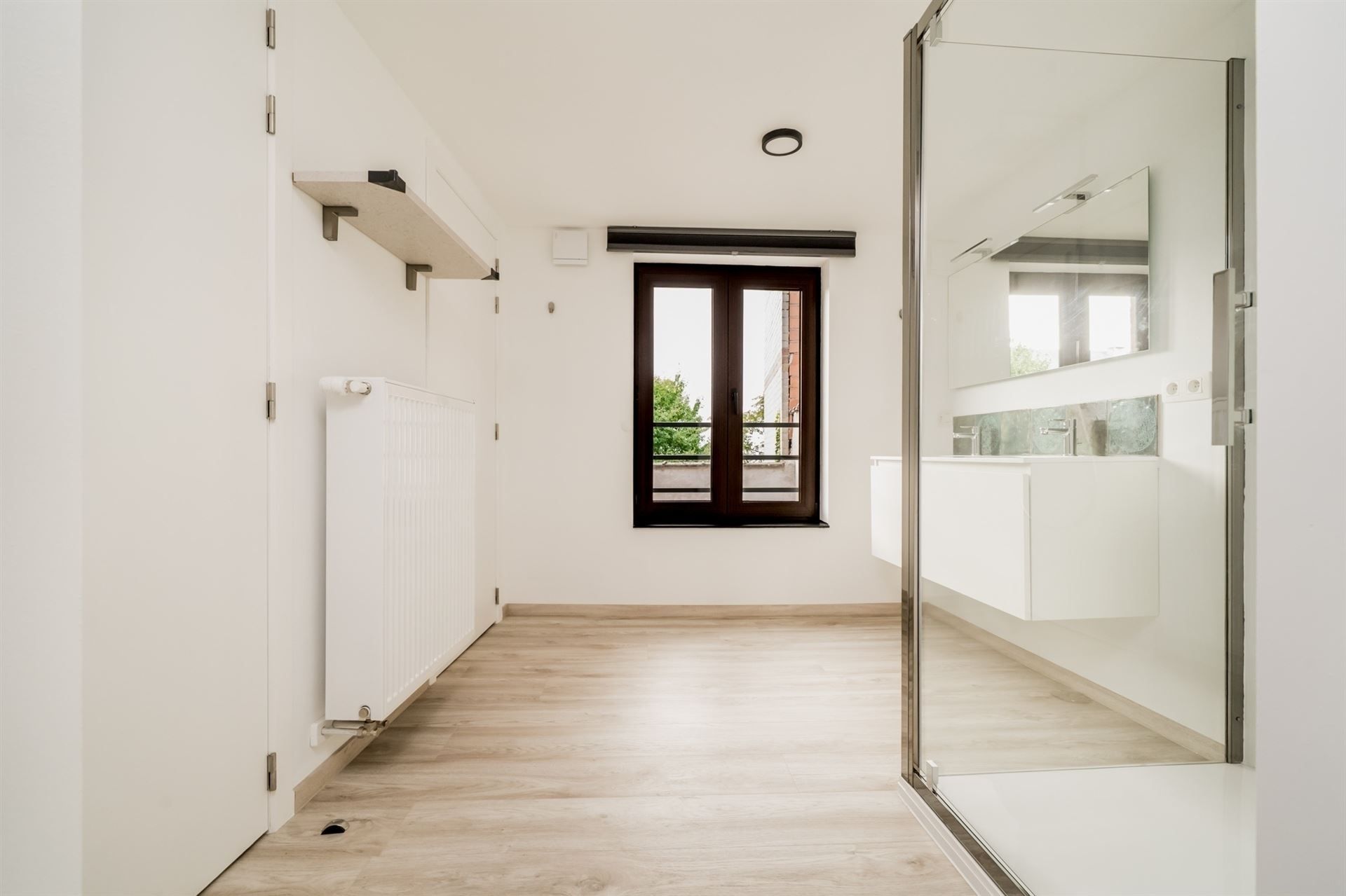 Ruime, volledig gerenoveerde woning met 3 slpk., 2 badk. & koer foto 8