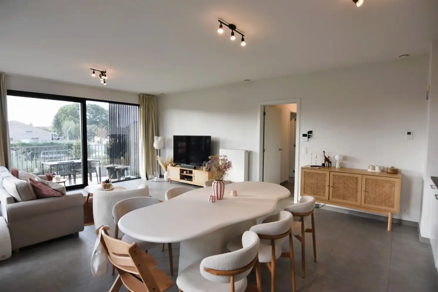 Lichtrijk 2-slpk appartement met ruim terras foto 4