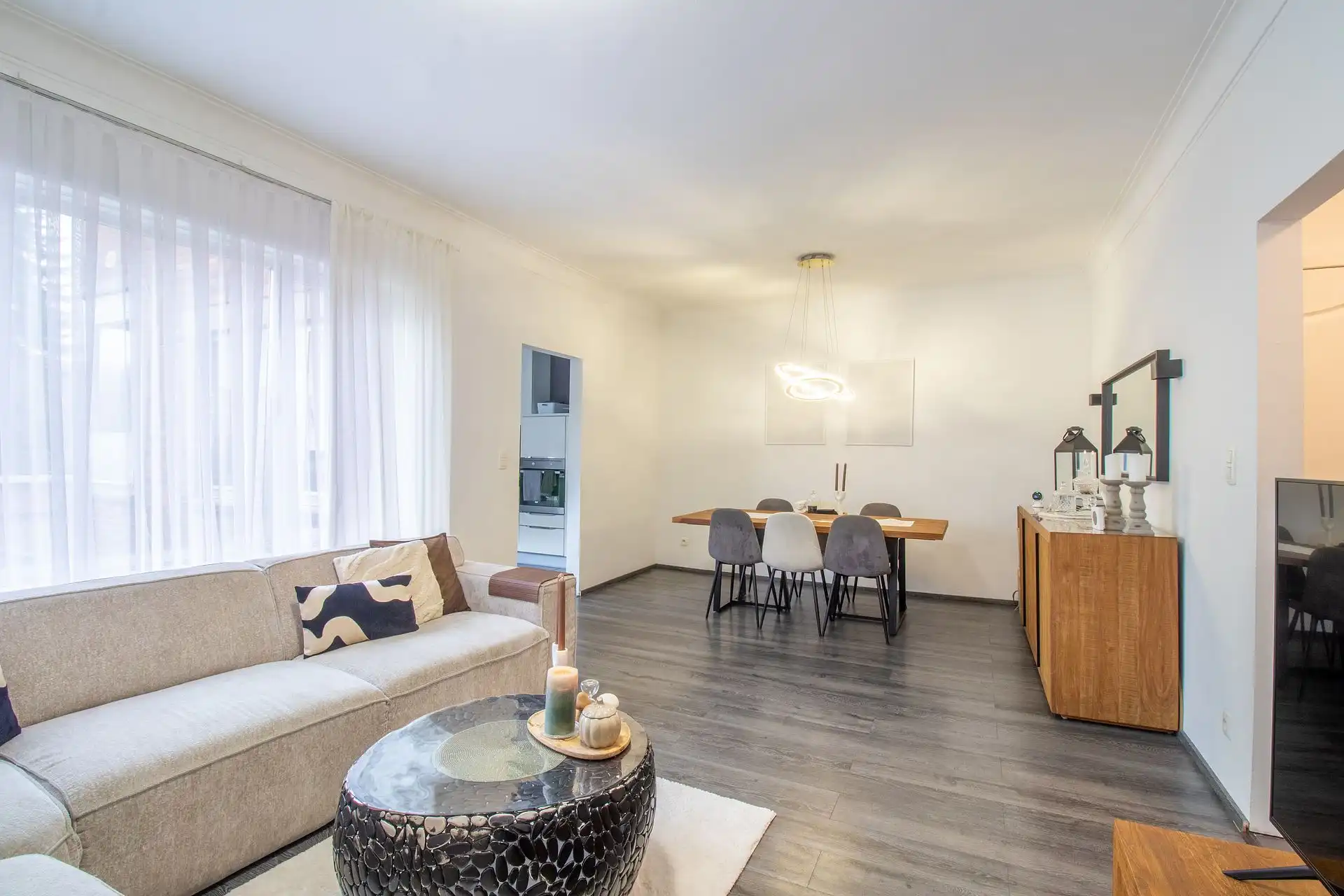 Lichtrijk en ruim appartement in rustige woonwijk foto {{pictureIndex}}