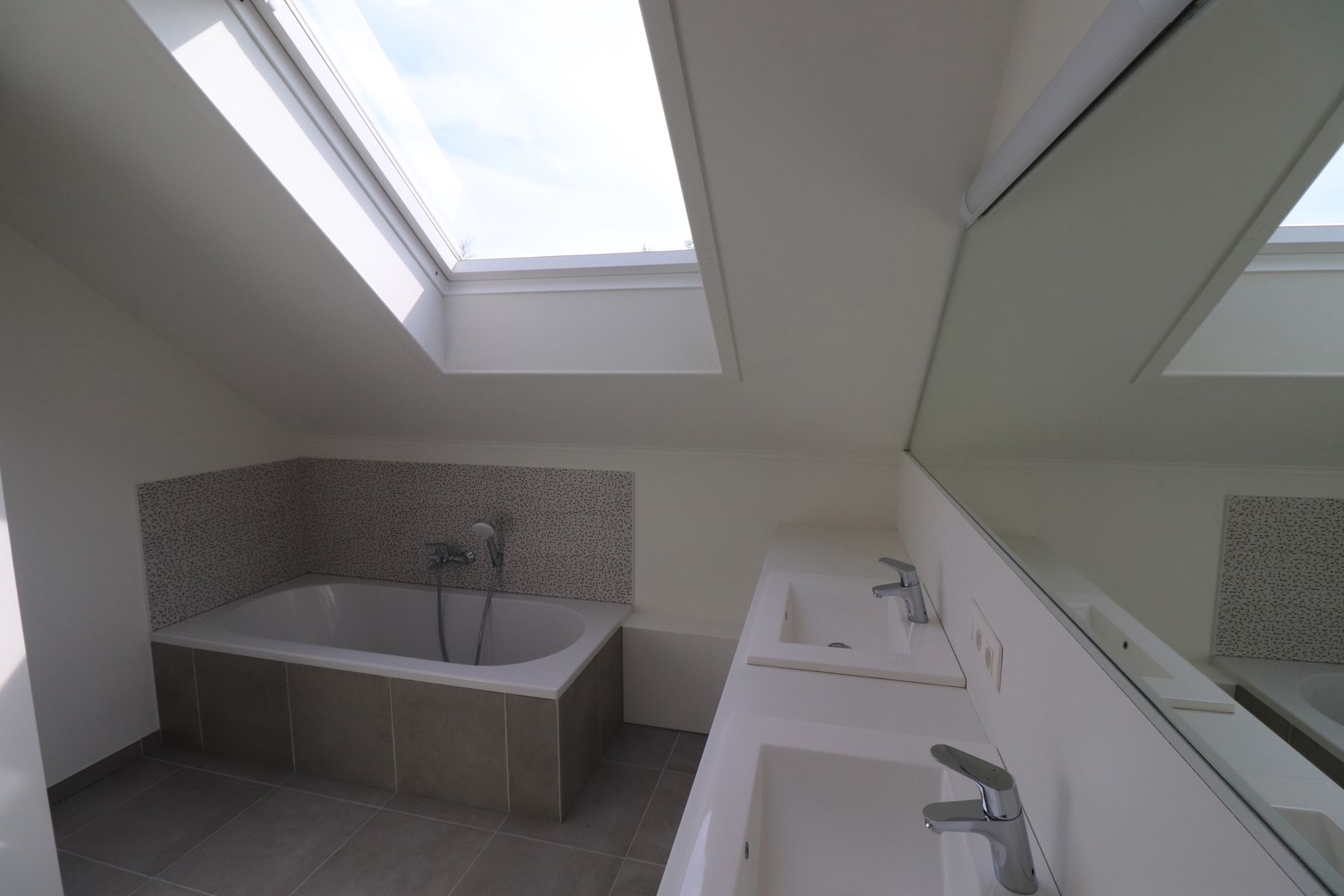 Modern en energiezuinig 2-slaapkamerappartement met carport en ruim terras (geen gemeenschappelijke huurlasten) foto 6