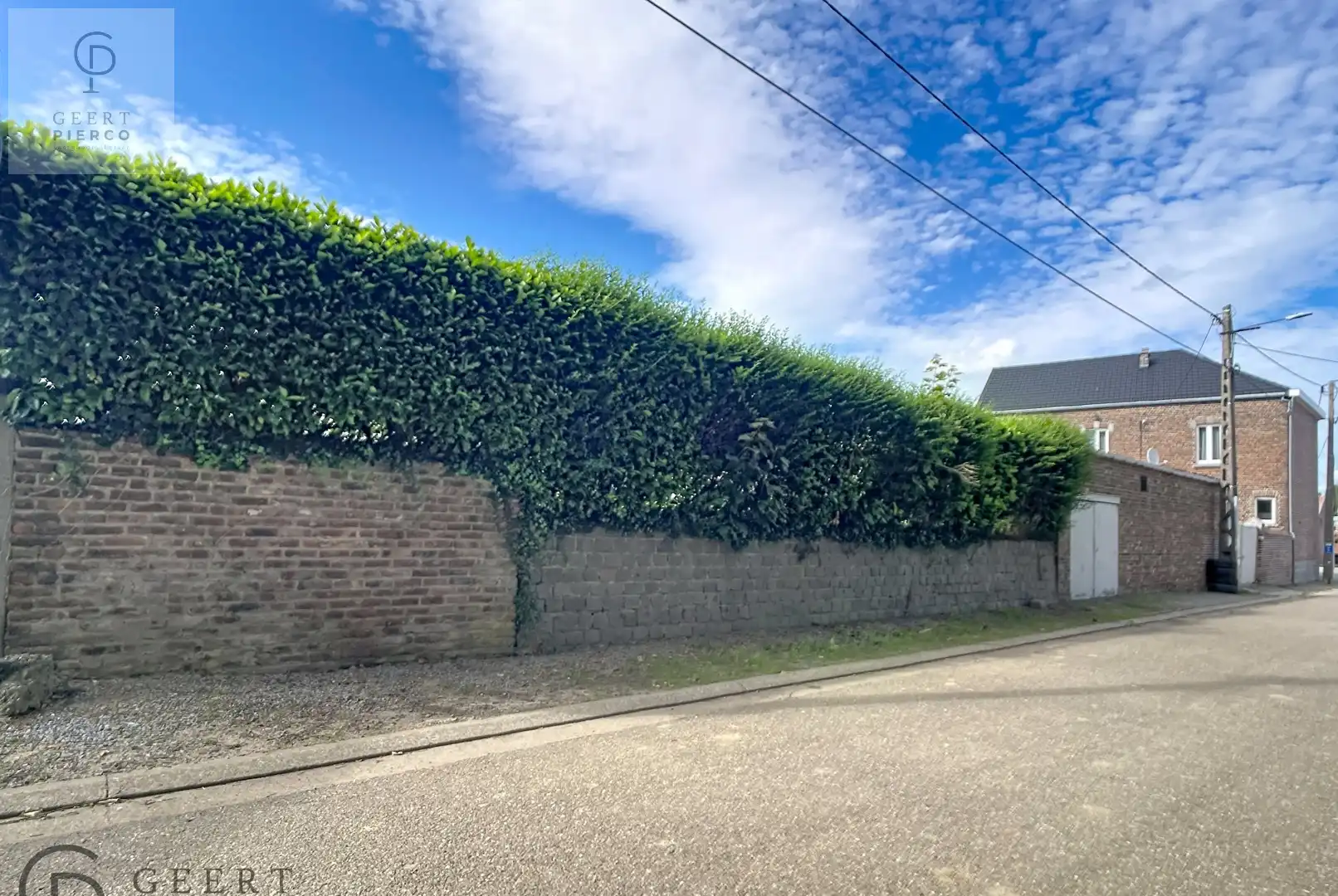 Ruime woning met binnenkoer, stallingen en tuin vlakbij oprit van E40. foto 23