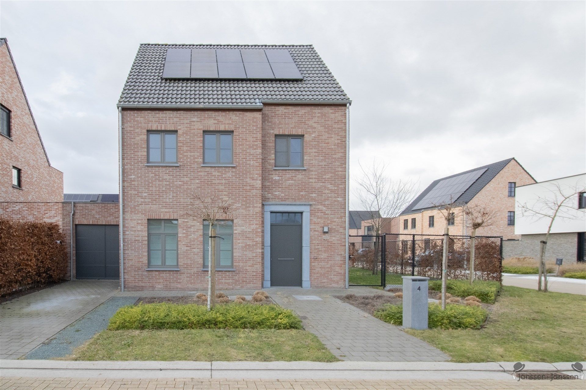 Rustig gelegen recente woning met min. 4 slaapkamers op 470 m².  foto {{pictureIndex}}