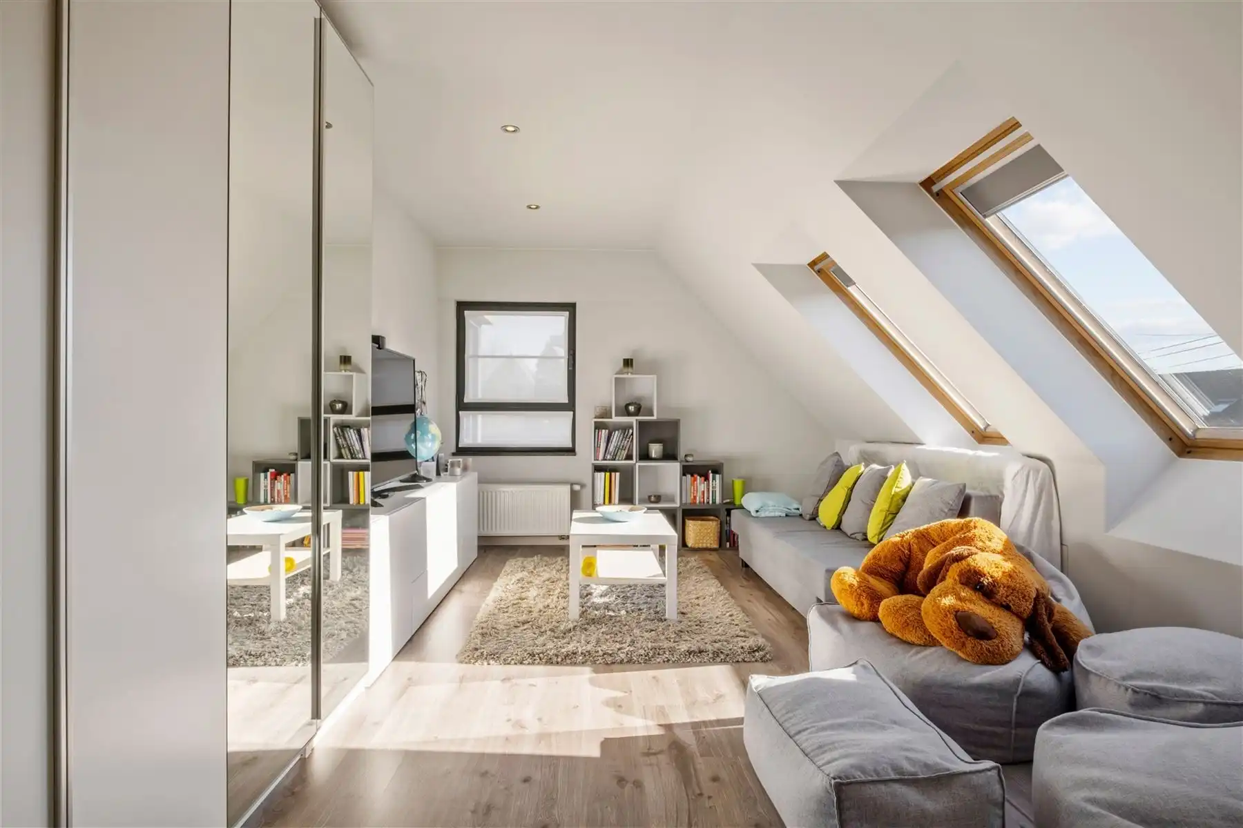 Instapklare gezinswoning met zwembad en multifunctioneel bijgebouw foto 12