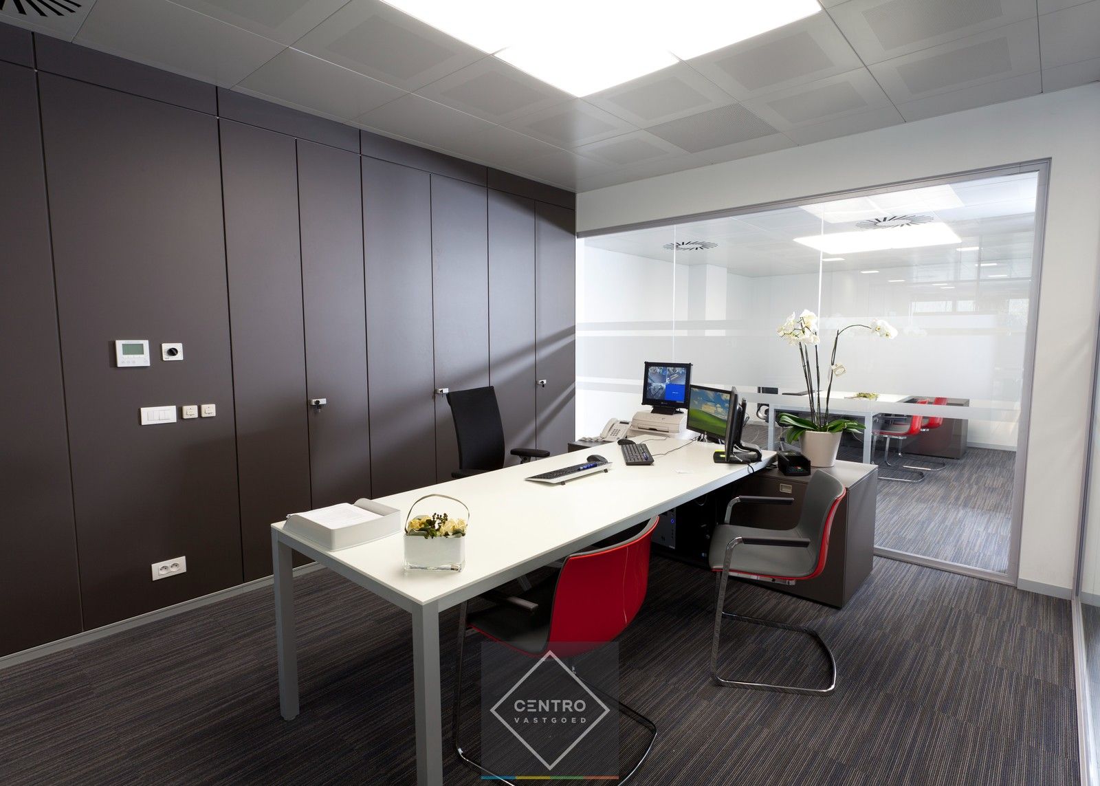 Instapklare KANTOORRUIMTE met kelderverdieping en gratis openbare parkeergelegenheid (15-tal wagens) voor de deur! foto 5