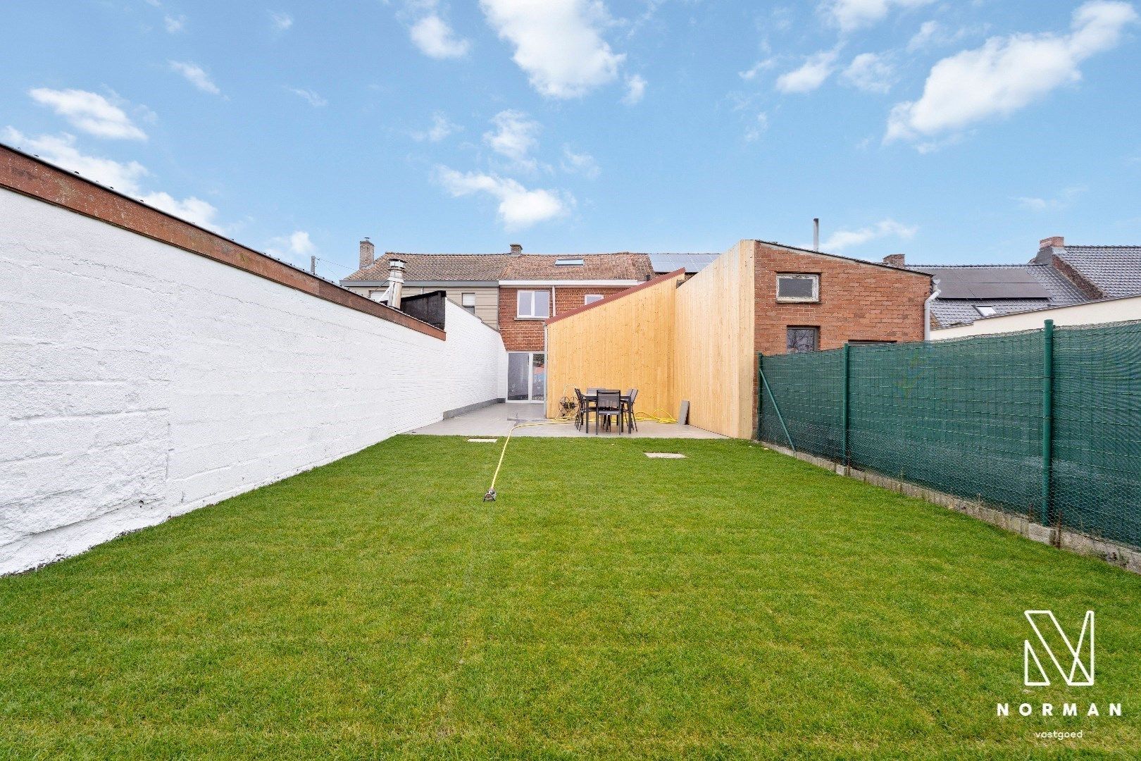 Grote woning met ruime inkom, 3 slaapkamers en landelijk verzicht foto {{pictureIndex}}