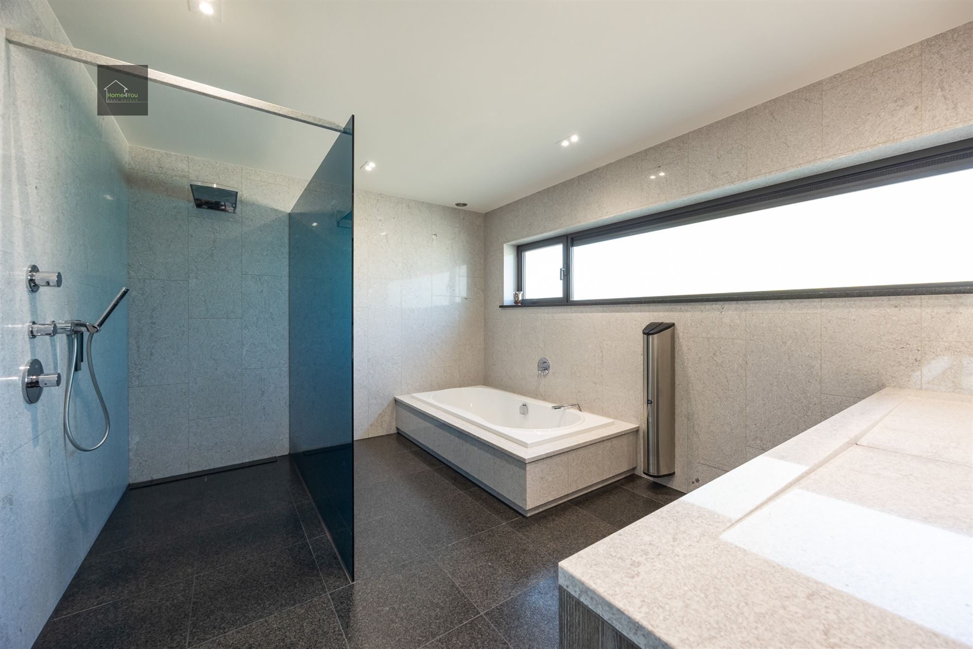 Moderne, energiezuinige halfopen woning in de rustige Vredewijk foto 18