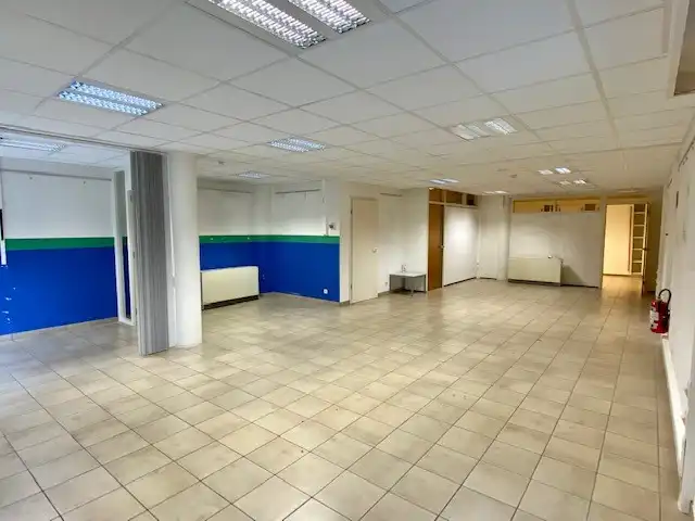 Gelijkvloerse handelsruimte van 110 vkm op een boogscheut van de Markt van Deinze foto 2