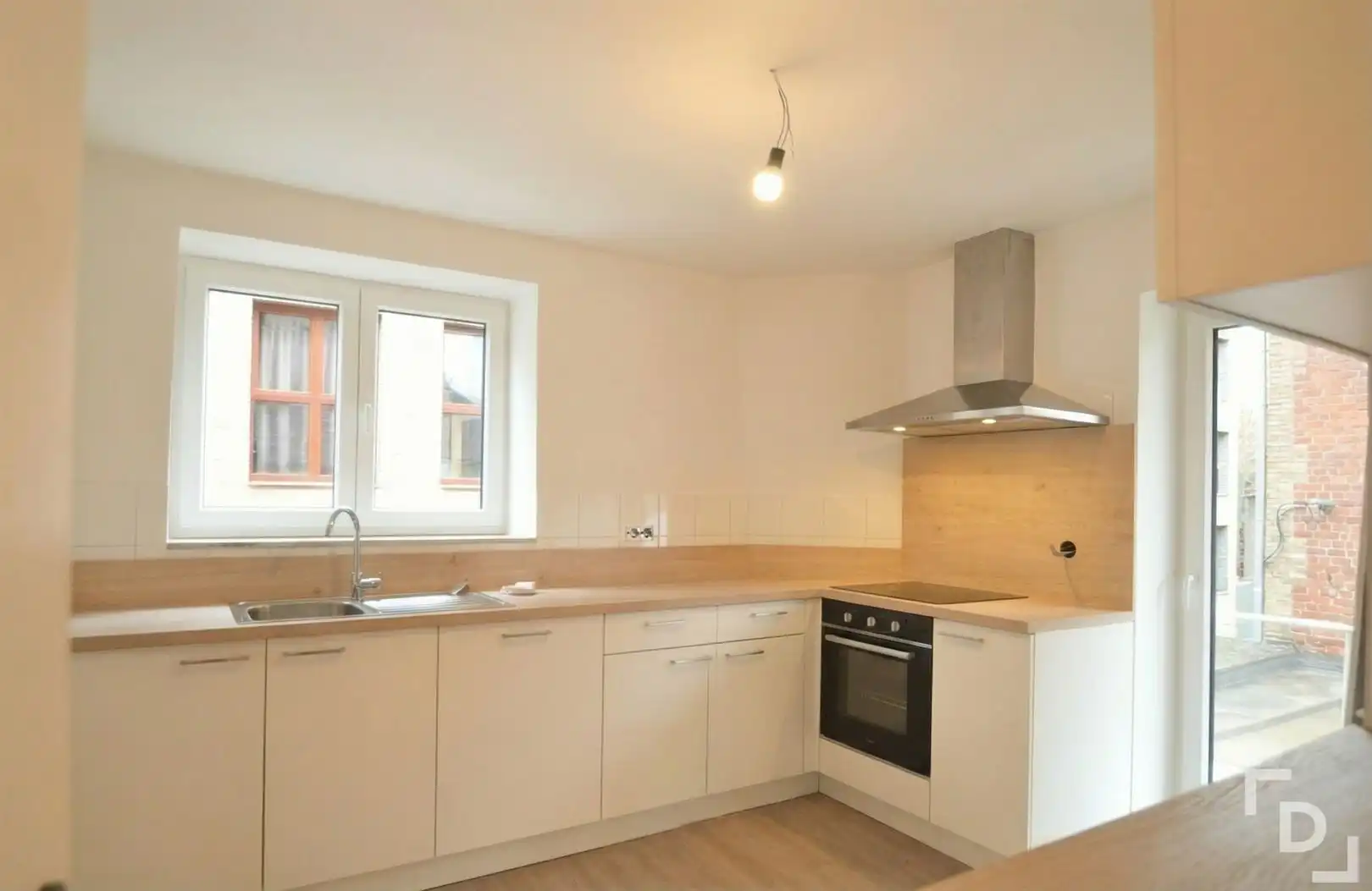 Gerenoveerd appartement in hartje Ieper foto 3