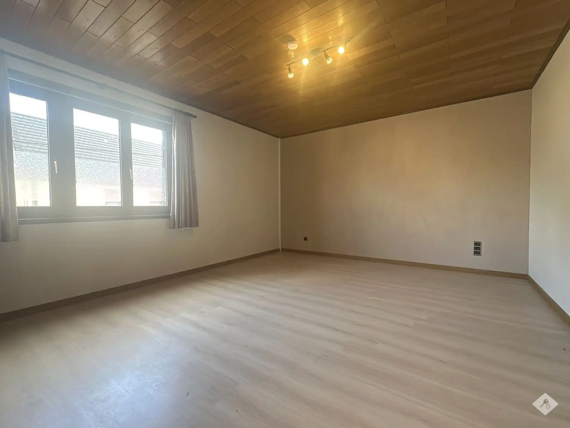 Gezinswoning met 5 slaapkamers op ruim perceel foto 13