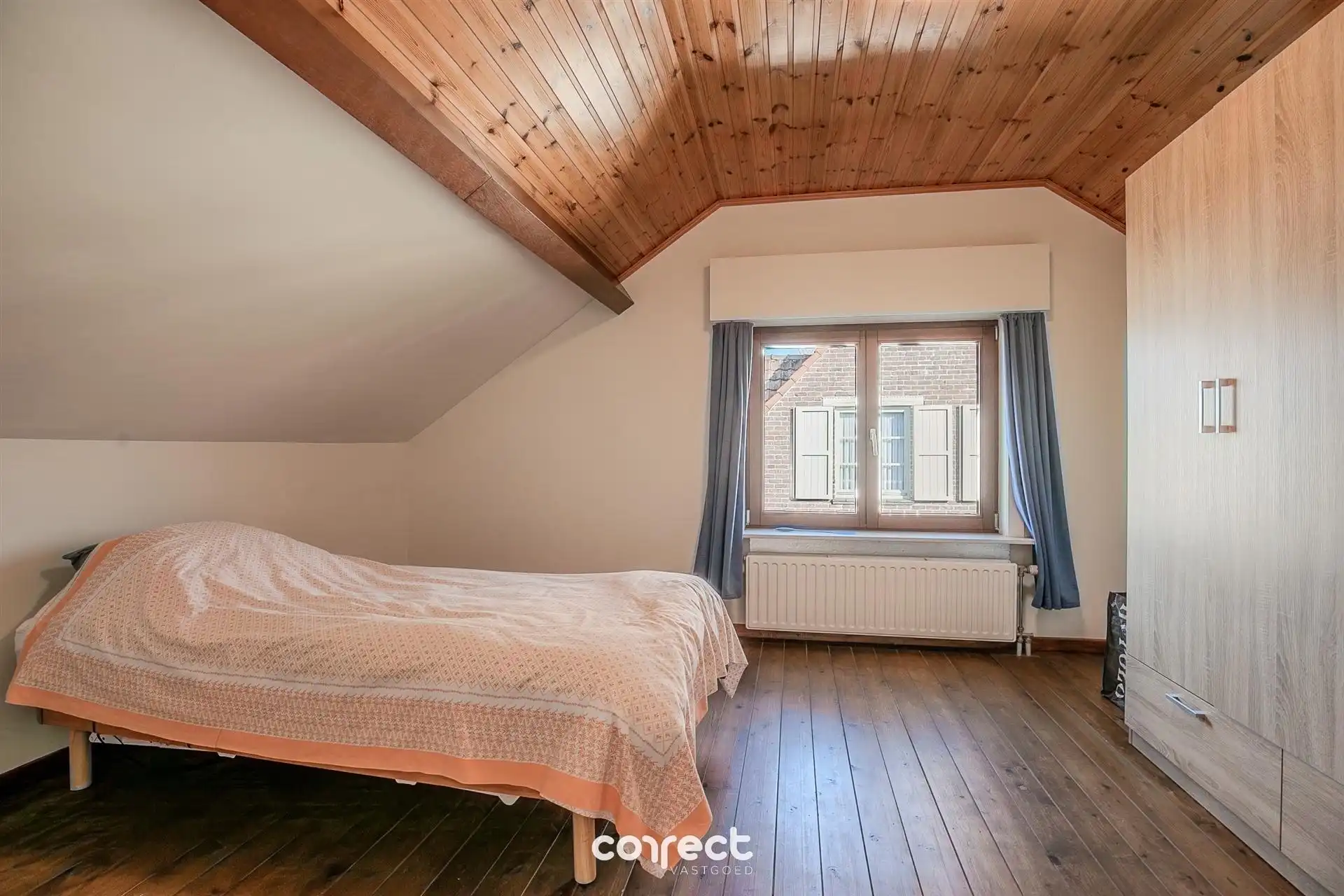 Ruime open bebouwing met 5 slaapkamers, 2 badkamers,  tuin,  garage, carport en werkplaats. foto 13