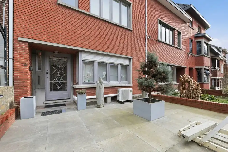 RUIME EN LICHTRIJKE GEZINSWONING MET GARAGE, TERRAS EN SAUNA IN TONGEREN foto 3