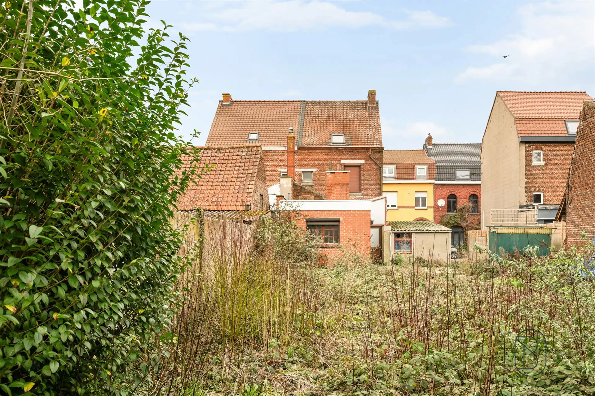 Halfopen bebouwing met tuin en garage foto 12