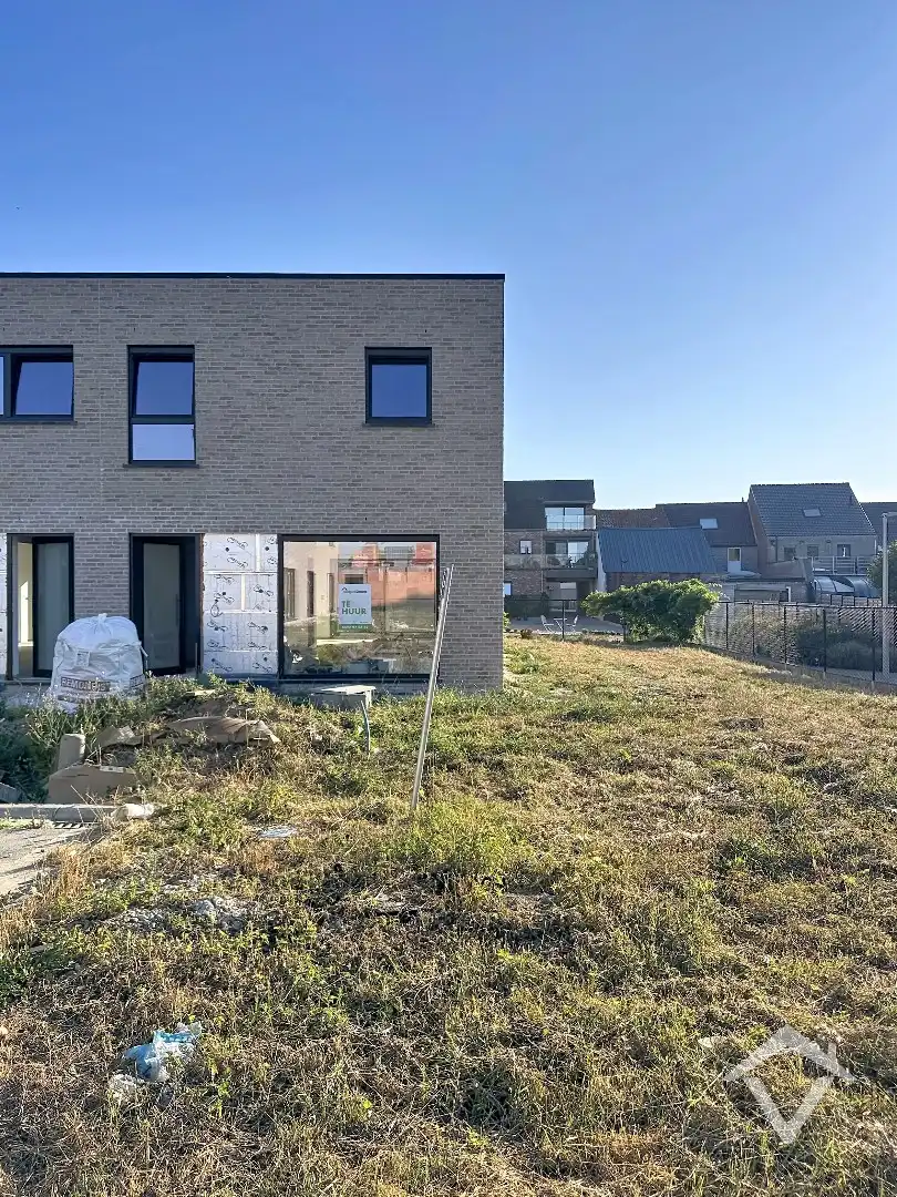 Woning met 3 slaapkamers en carport te Proven  foto 2