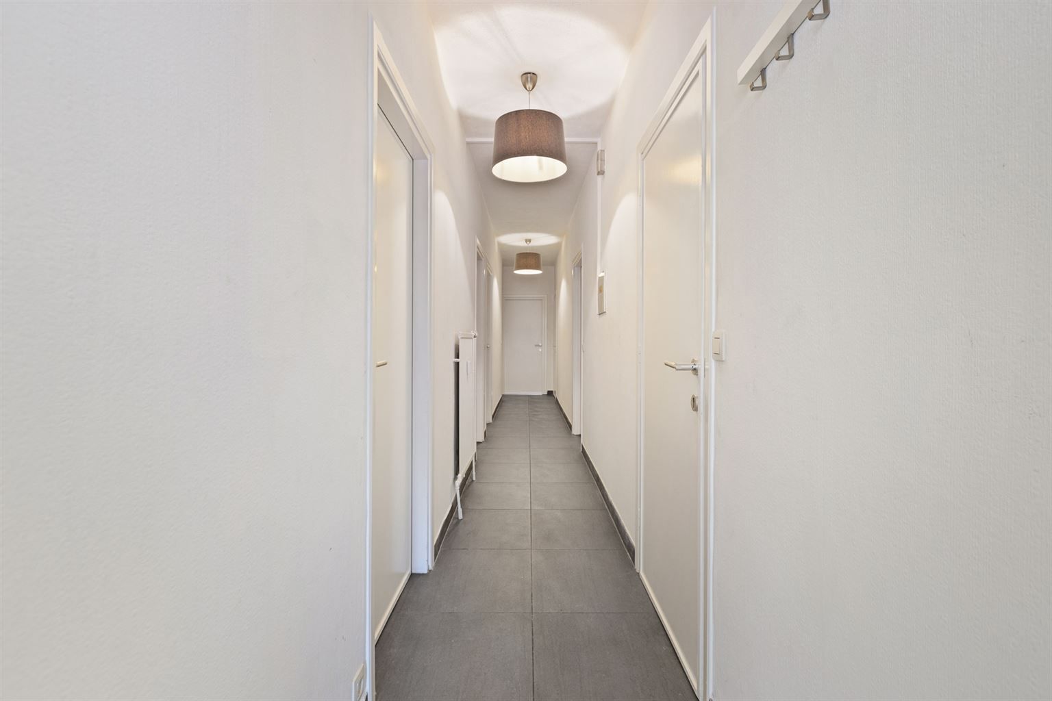 Instapklaar, gerenoveerd appartement met 3 slaapkamers, 2 terrassen en ruime garagebox gelegen op een toplocatie in het centrum van Maaseik, nabij de markt & met zicht op het Kerkplein. foto 8