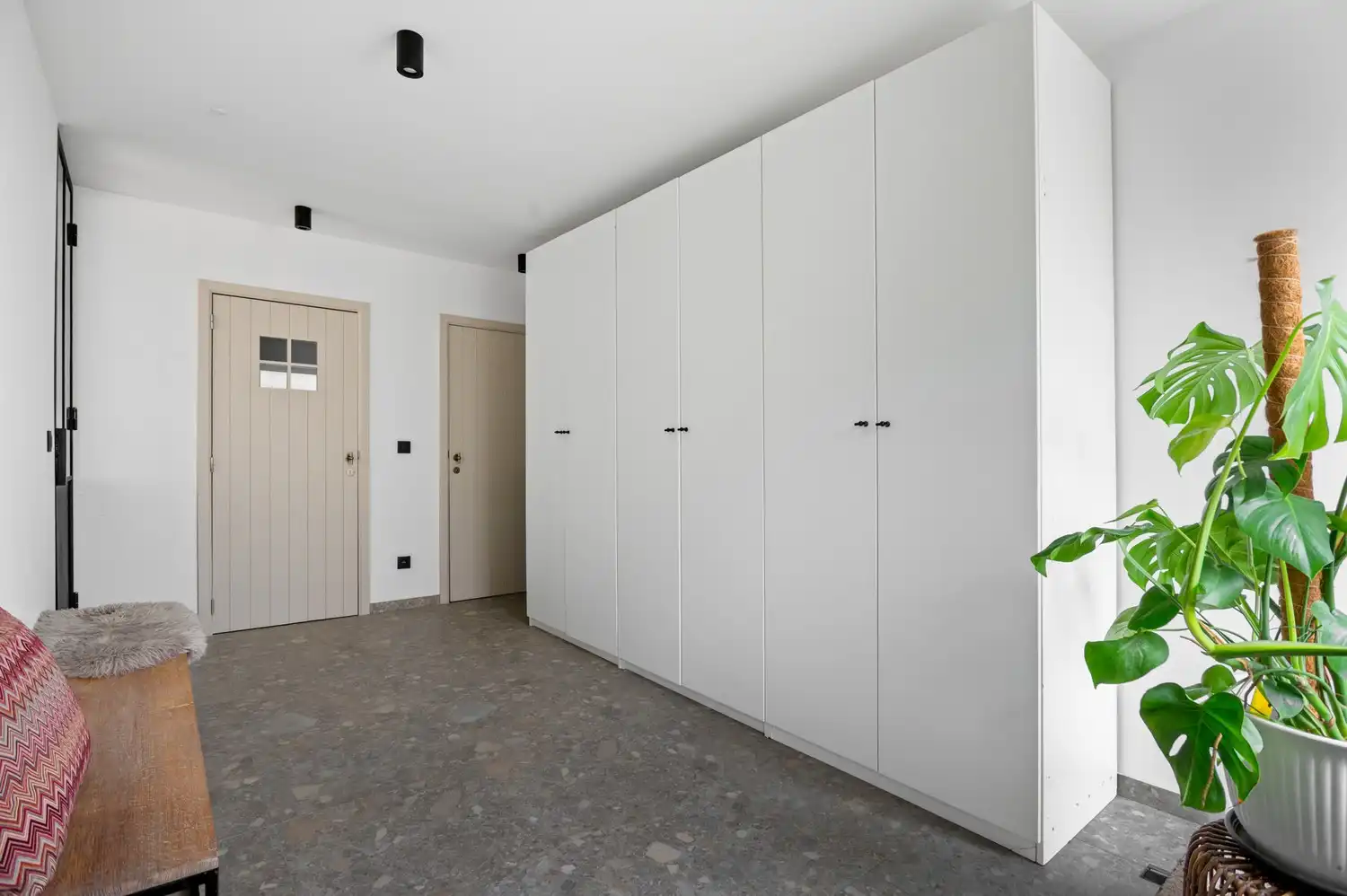 Prachtig gerenoveerd gelijkvloers appartement met zonnige tuin, grote oprit  en ruime garagebox foto 2