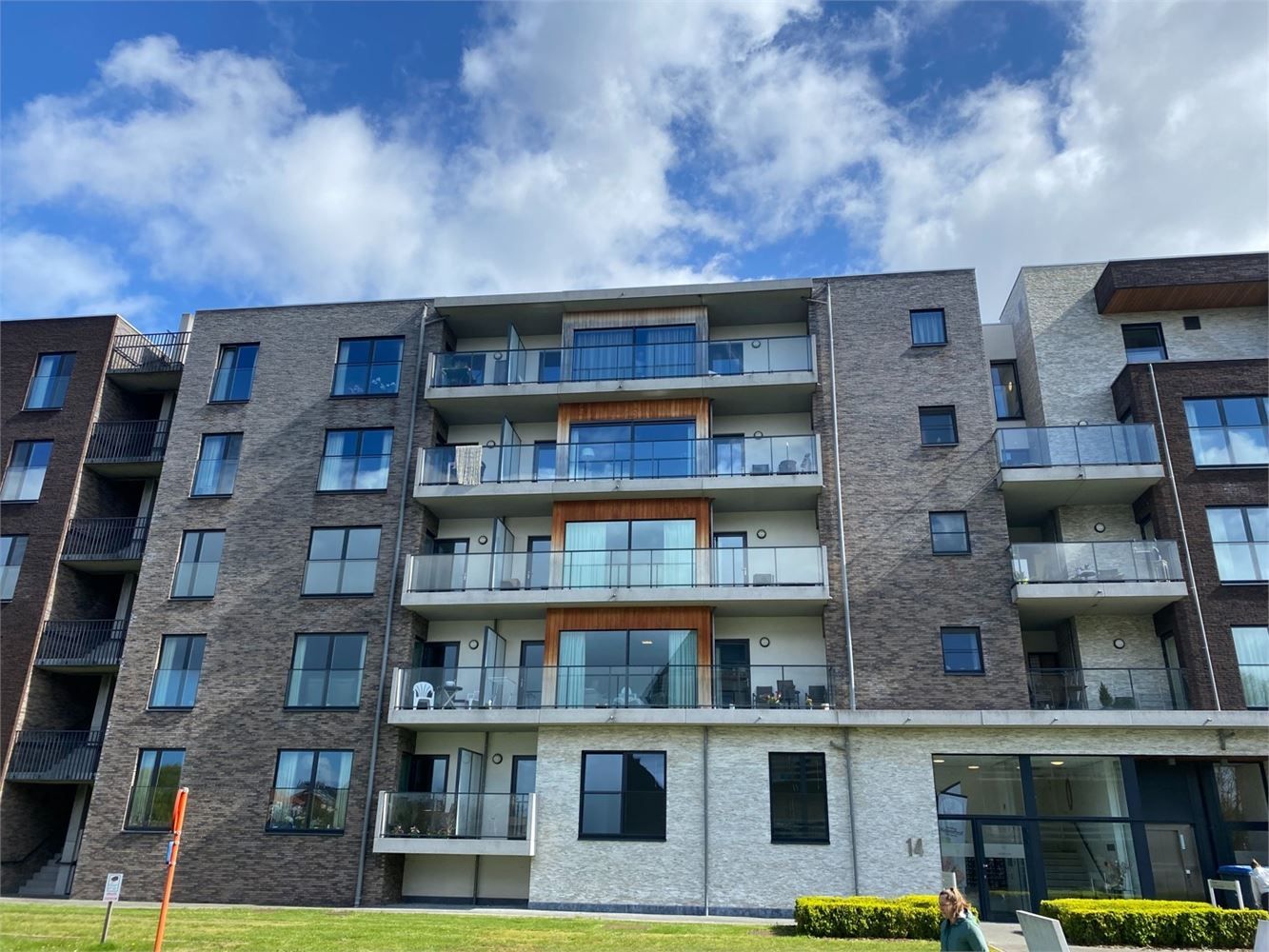 MODERNE ASSISENTIEWONING INCL. AUTOSTAANPLAATS foto {{pictureIndex}}