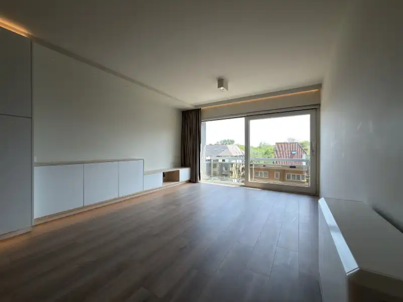 MOOI GERENOVEERD APPARTEMENT MET CENTRALE LIGGING EN DICHTBIJ DE ZEE! foto 3