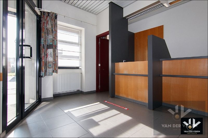 Opbrengsteigendom bestaande uit drie entiteiten: feestzaal/dienstencentrum, kantoorruimte en een duplexappartement kort aan de school en in het centrum van Paal, op een steenworp van het op- en afrittencomplex van de autosnelweg E313! foto 32