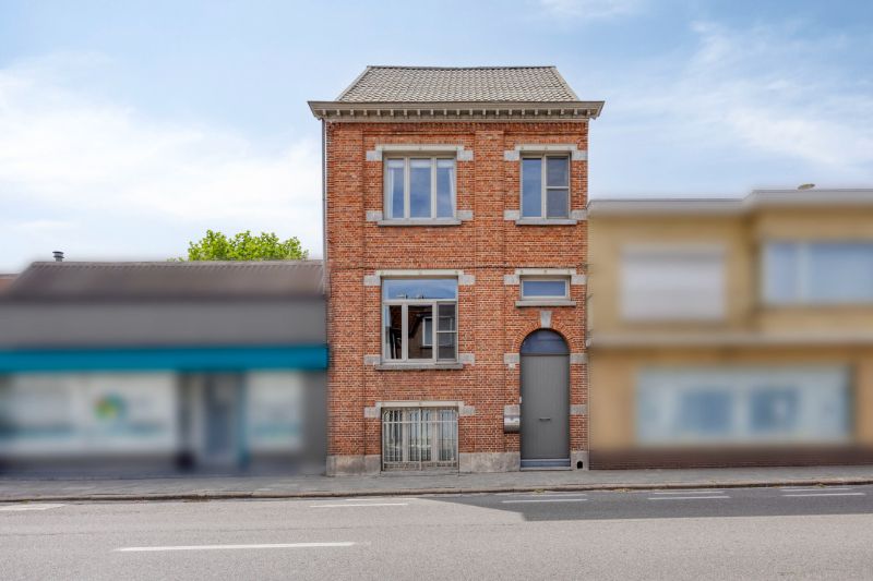 Karaktervolle woning met grote tuin en achteruitweg foto {{pictureIndex}}