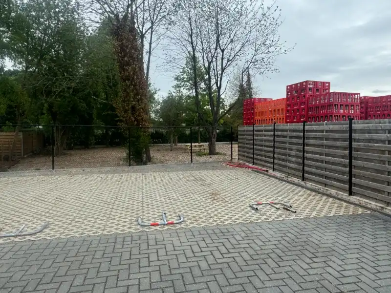 Open parkeerplaatsen te huur Dr van de Perrestraat Geel foto {{pictureIndex}}