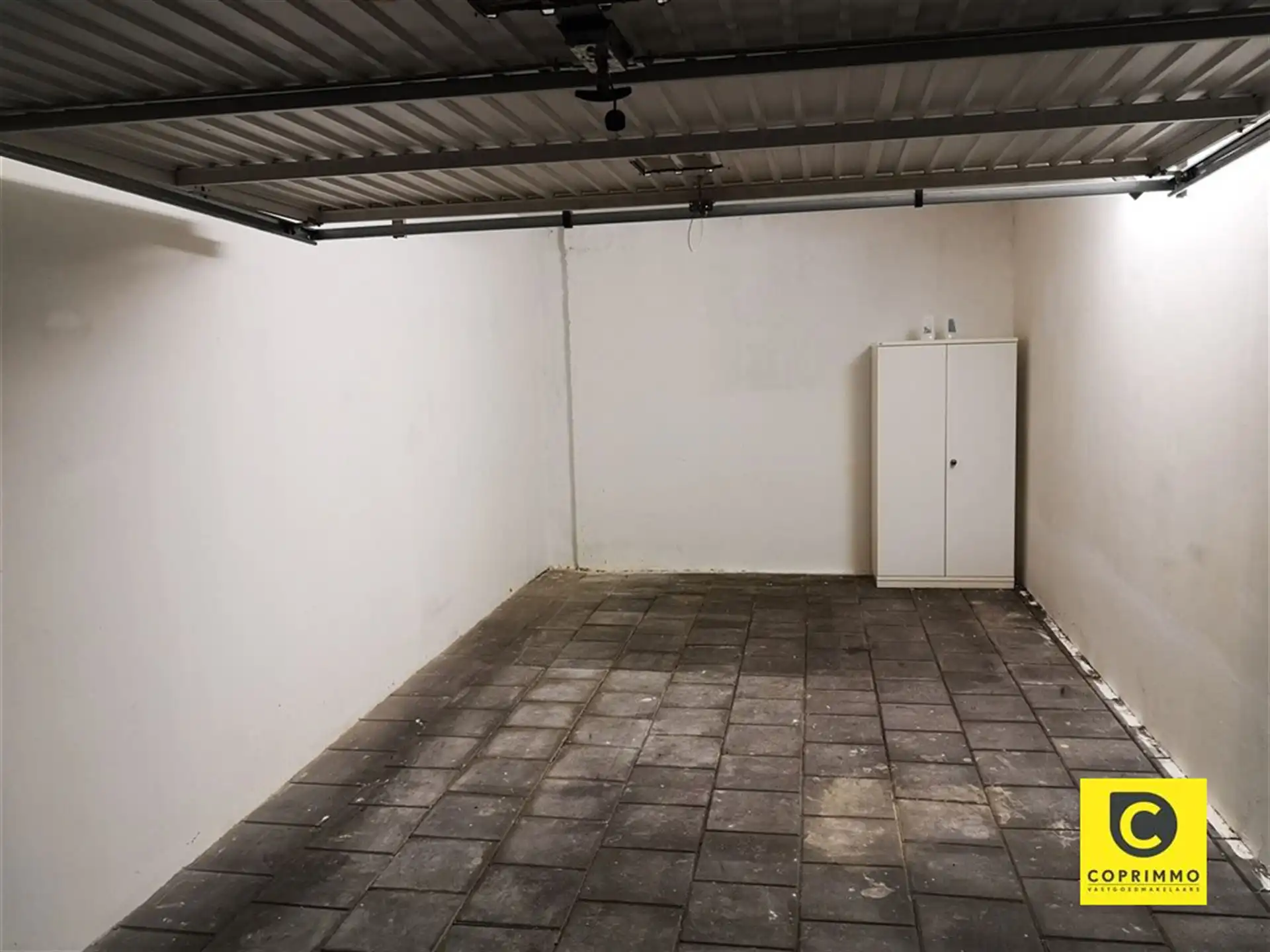 Garagebox met elektrische poort! foto 3