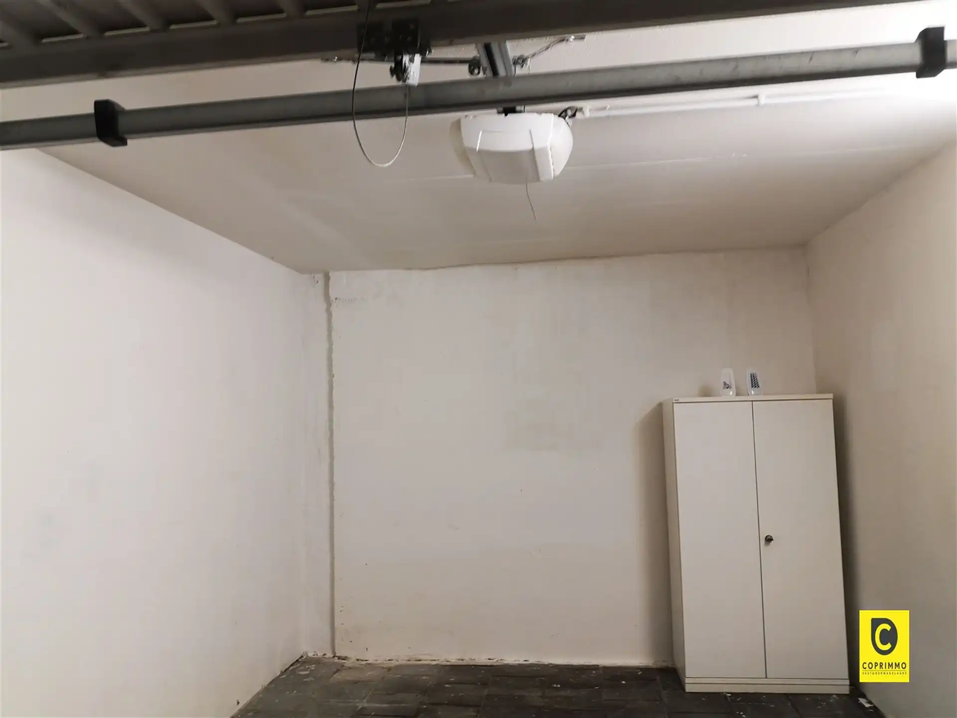 Garagebox met elektrische poort! foto 3
