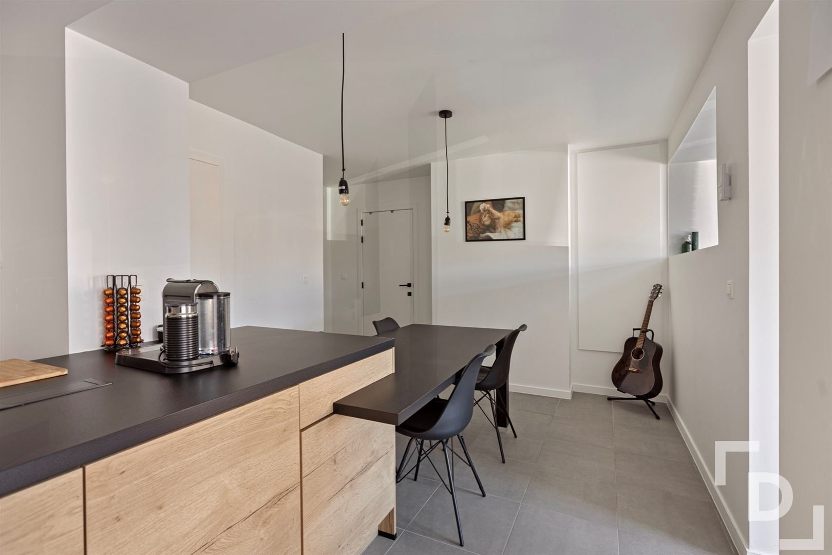 Volledig gerenoveerd, compact huis in Vlamertinge. foto 9