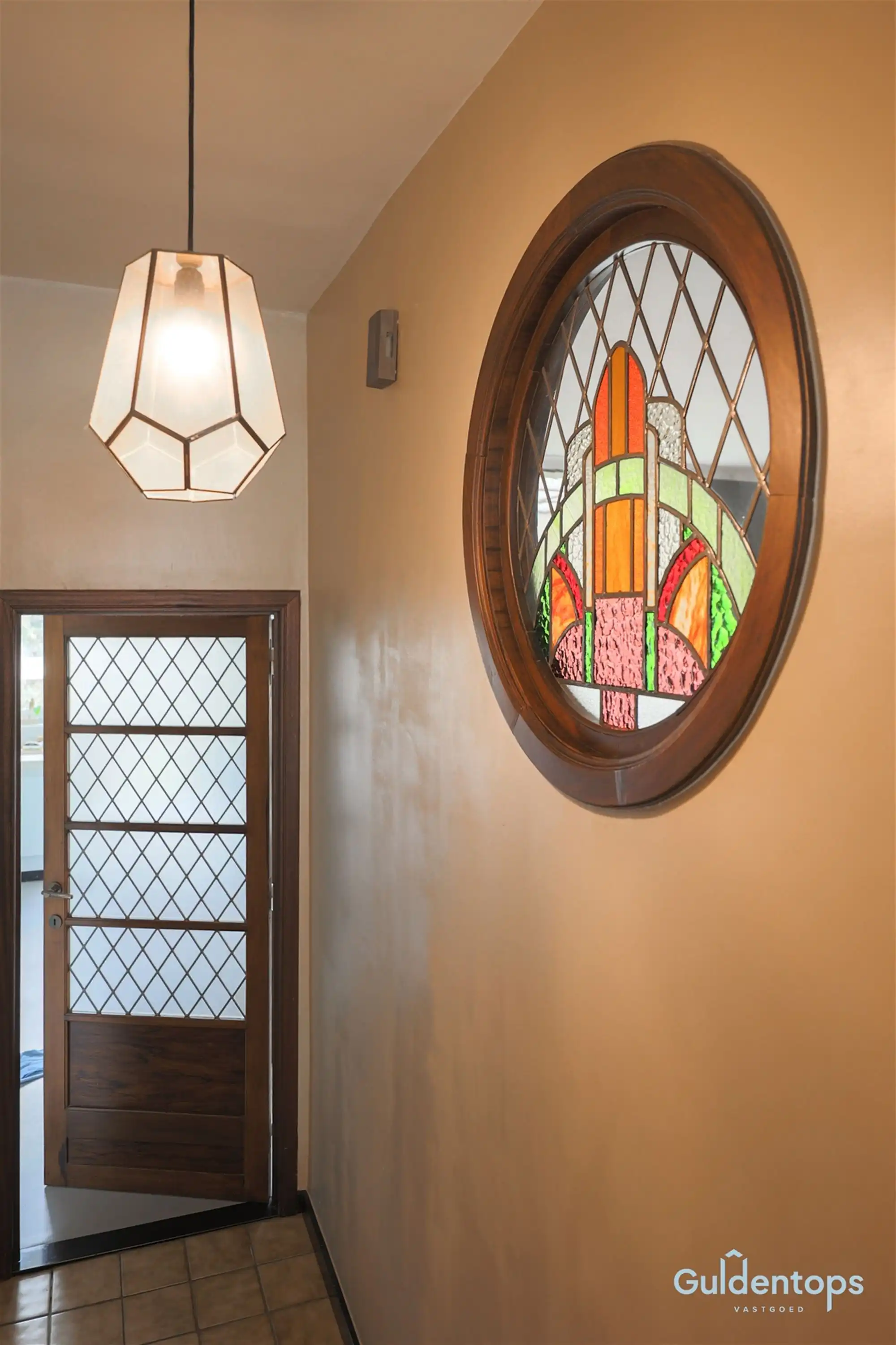 Knappe goed gelegen architectenwoning met mooie tuin foto 14