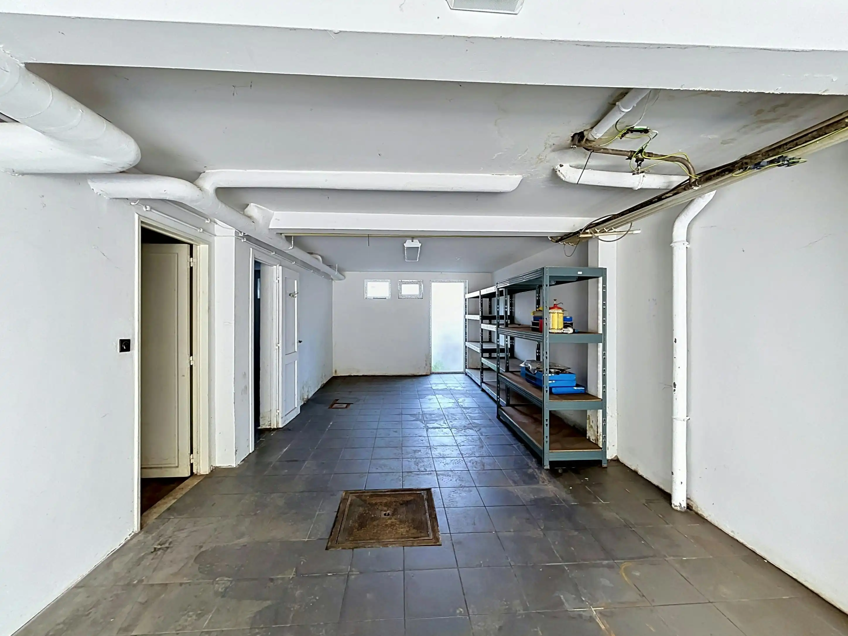 Garagebox te koop in Merksem met automatische poort foto 4
