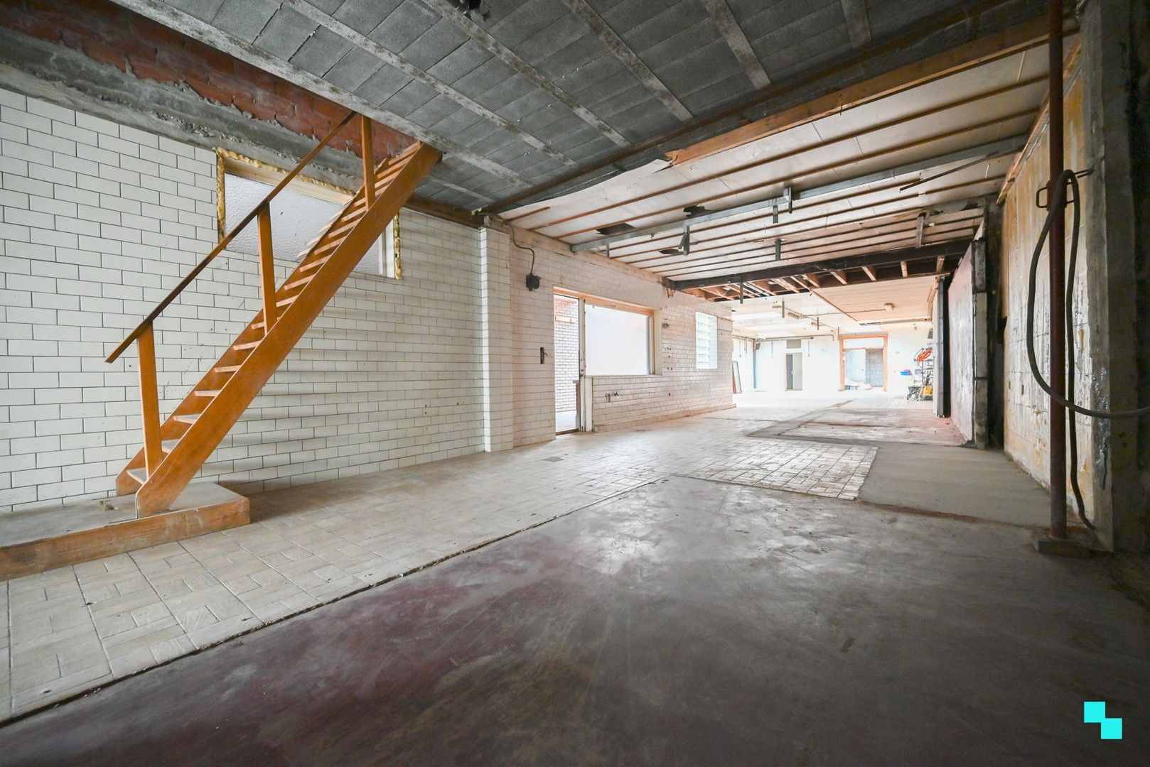 Bedrijfsgebouw met bovenliggend appartement te Sint-Eloois-Winkel foto 4