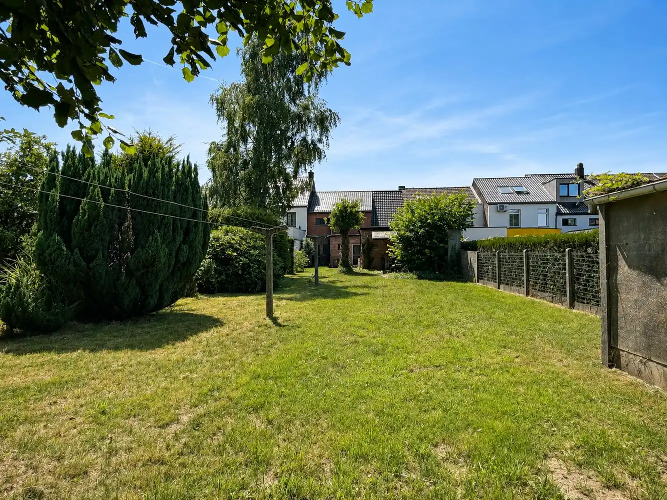Te renoveren woning met 3 slaapkamers, garage en diepe tuin foto 3