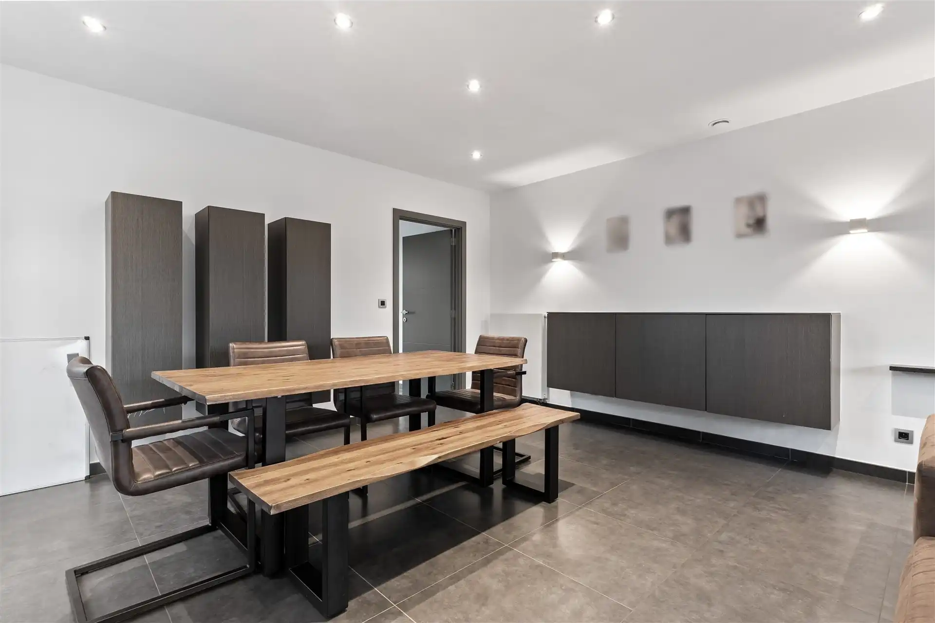 Recente halfopen bebouwing uit 2010, instapklaar met tuin en zwembad. foto 6