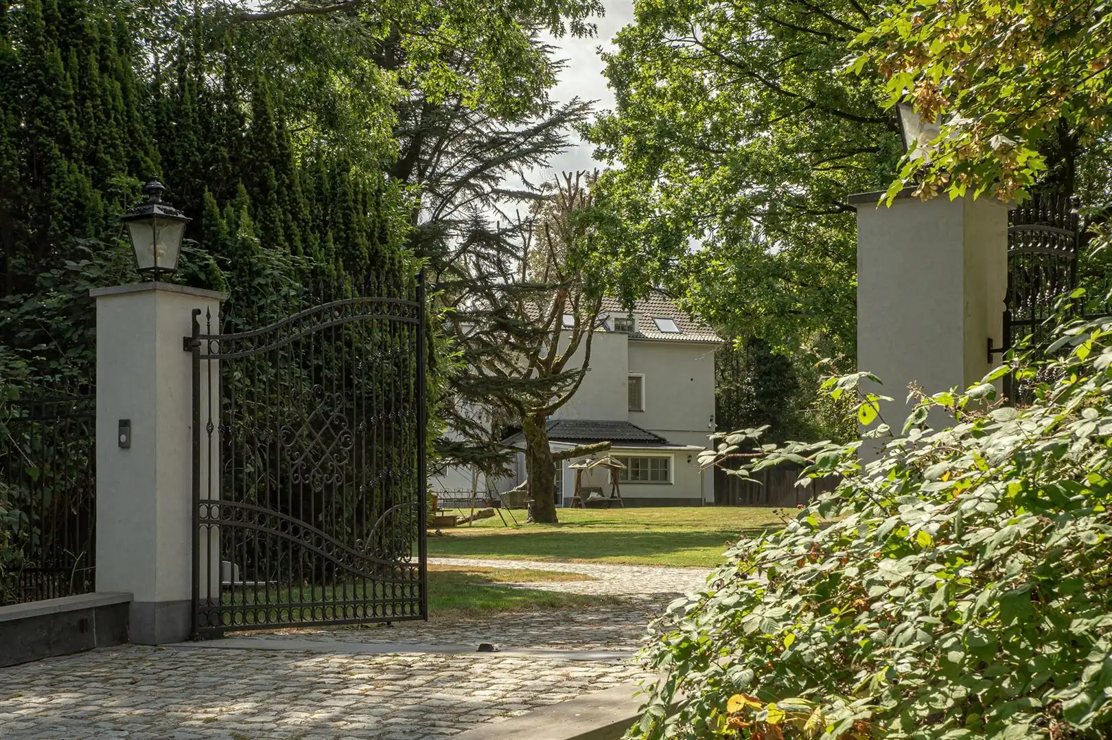 State-of-the-art villa tussen eeuwenoude bomen foto 38